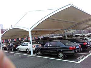 鋼<font color='red'>膜結(jié)構車棚</font>特點，怪不得越來越多人選擇！(圖文)