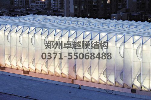 夜間車站透出柔和的燈光讓人感到非常的溫馨、輕松