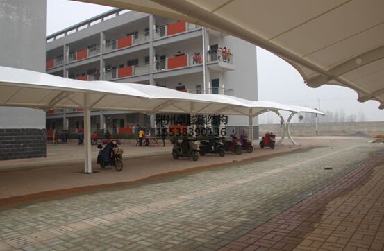 保山<font color='red'>膜結(jié)構(gòu)車(chē)棚</font>【達(dá)灣食品等】施工案例