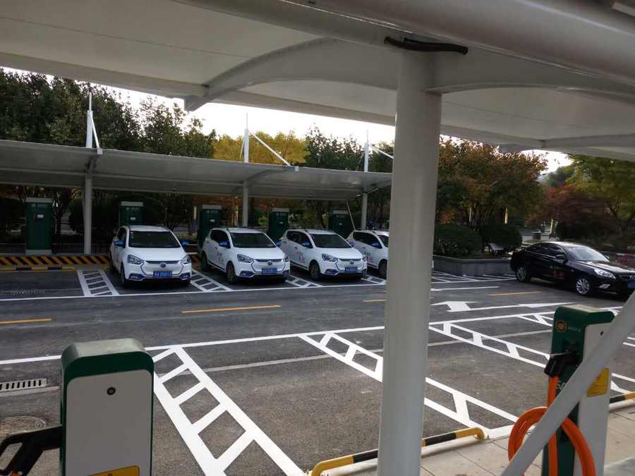 七字型的汽車停車棚，也是汽車蓬里，使用比較多的一款造型