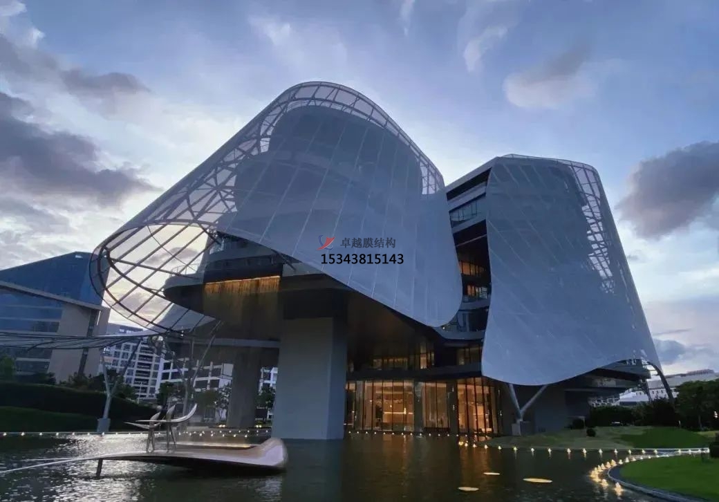 優(yōu)雅而懸浮，PTFE膜結(jié)構(gòu)外立面建筑