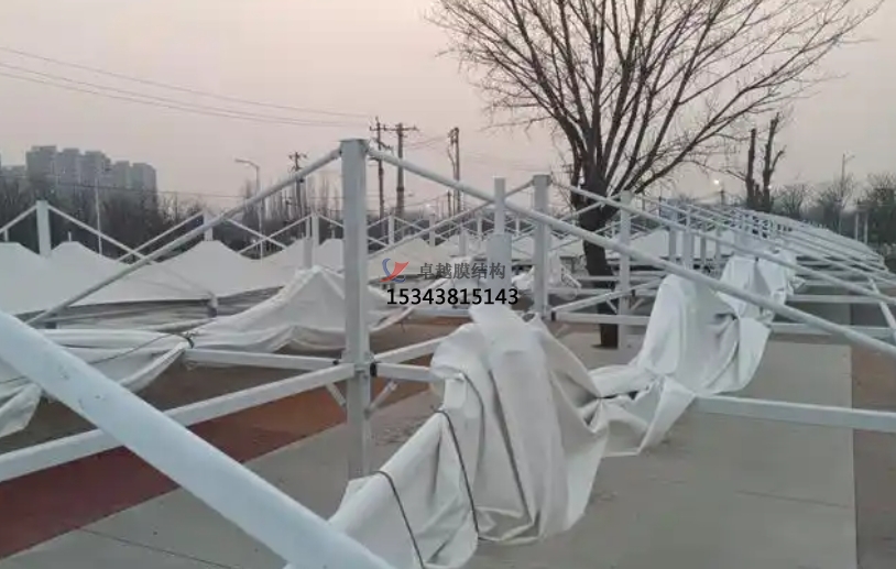 設(shè)計(jì)雨棚使用PVDF膜結(jié)構(gòu)有優(yōu)勢嗎